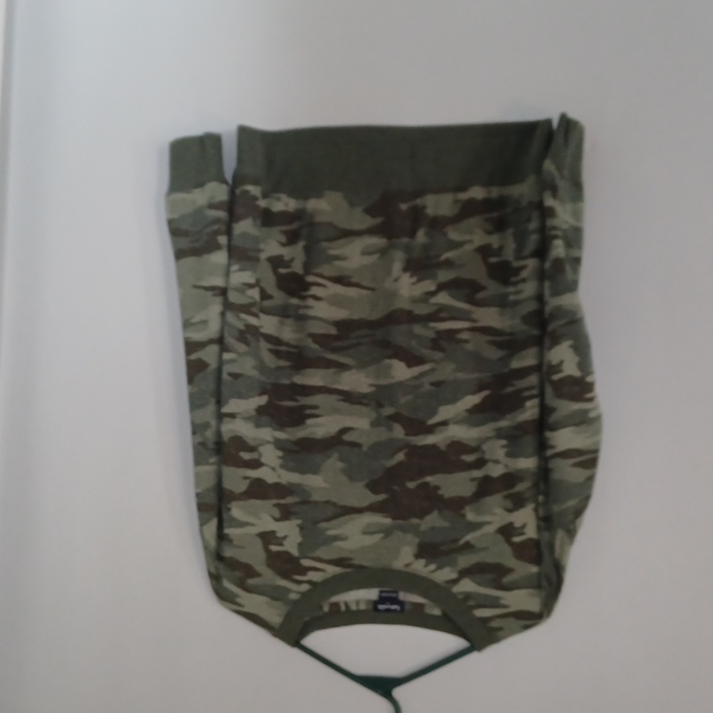 Womens medium camo thinner pullover